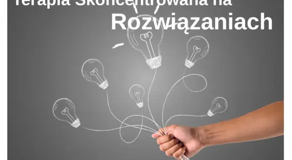 Dłoń trzyma pęk żarówek symbolizujących podejście skoncentrowane na rozwiązaniach i nowe pomysły.