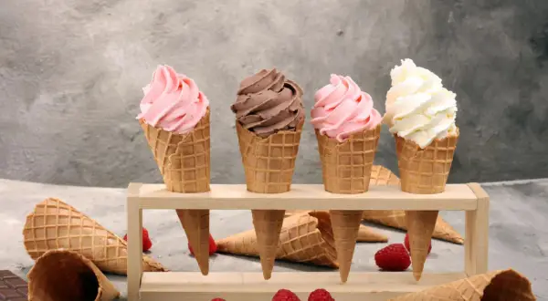 Vier Eiswaffeln mit Erdbeer-, Schoko- und Vanilleeis. Perfekt für das Eis selber machen mit Eismaschine.