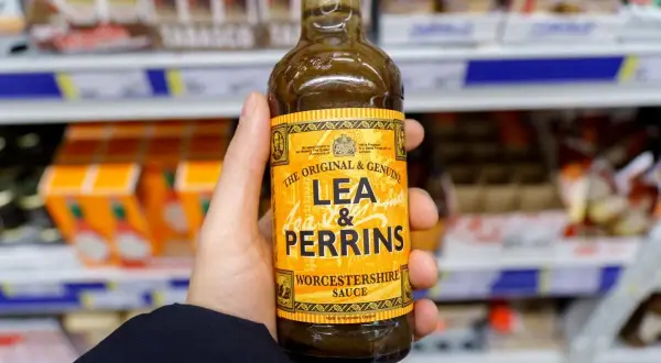Butelka sosu Lea & Perrins. Szukasz inspiracji, jak zrobić domowy sos worcestershire, zamienniki i składniki?