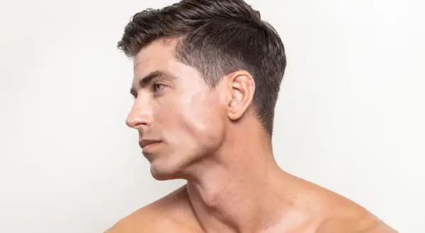 Profil d'un homme au visage lisse, sans barbe visible. Une question se pose : comment savoir si on est imberbe ?