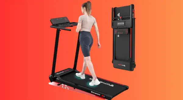 Femme marchant sur un tapis de course pliable. Le programme tapis de course est idéal pour un entraînement à domicile.