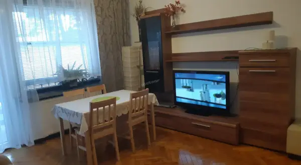 Jadalnia z meblościanką i telewizorem. Sprawdź albatros ustka cennik, by urządzić podobne wnętrze.