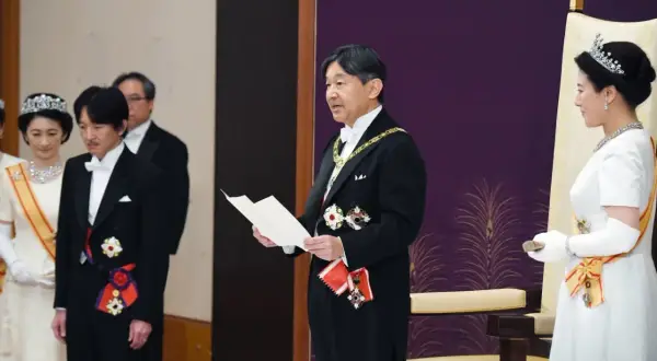 Cesarz Japonii w uroczystym stroju, z orderami, przemawia do cesarzowej.