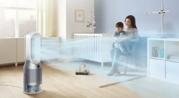 Oczyszczacz powietrza na co zwrócić uwagę? Nowoczesny oczyszczacz zapewnia czyste powietrze w pokoju dziecka, gdzie mama czyta synkowi.