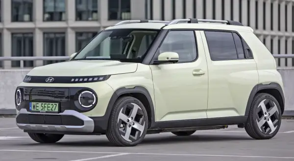 Jasnozielony Hyundai Exter na parkingu. Zastanawiasz się, ile kosztuje najtańszy samochód elektryczny? Ten model może być odpowiedzią.