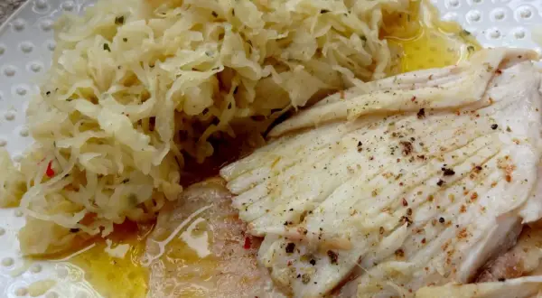 Une aile de raie tendre et savoureuse, servie avec une choucroute maison.