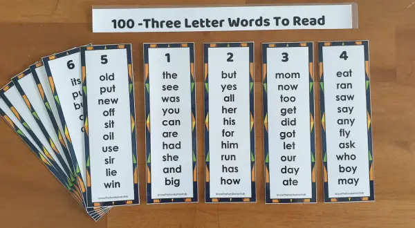 Tarjetas con palabras con 3 letras para aprender a leer. Se ven listas de palabras como "the", "but", "mom", "eat", "old", "put", "see", "yes", "now", "ran".