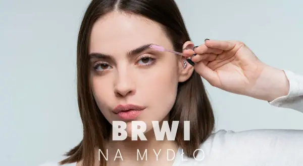 Kobieta stylizuje brwi za pomocą szczoteczki. Efekt "brwi na mydło" dla idealnego wyglądu.