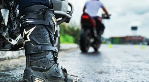 Jakie buty na motor wybrać, aby zapewnić sobie bezpieczeństwo i komfort