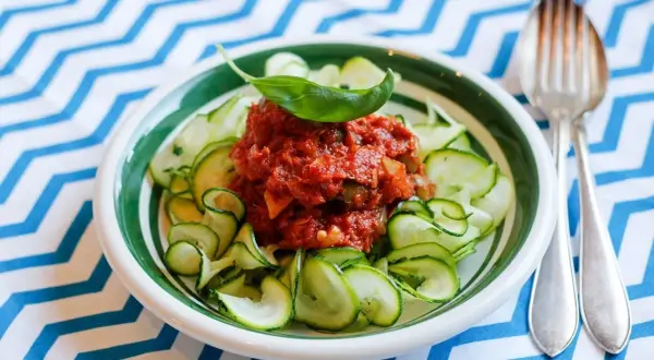 En läcker smalmat veckomeny: zucchinipasta med en smakrik tomatsås och färsk basilika. En lätt och fräsch rätt.