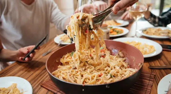 Pyszne **pasta** prosto z patelni, idealna na szybki obiad. **Tempo** przygotowania i **efekty** zachwycają!