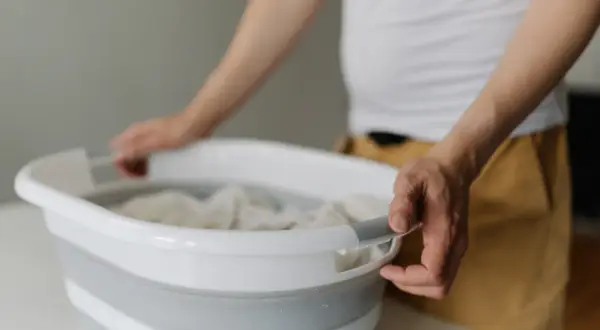 Sweter za duży? Skurcz go w pralce! Poradnik krok po kroku