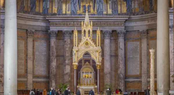 Magnifico ciborio dorato e mosaici antichi nella Basilica di San Paolo Fuori le Mura.