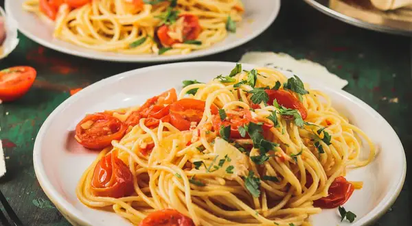 Proste spaghetti aglio olio z pomidorami – smak, który zachwyca