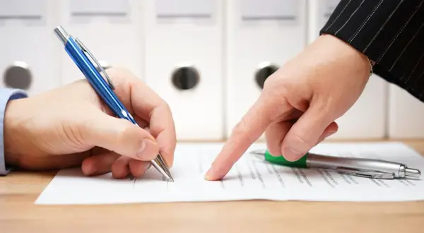 Lekarz odmówił L4? Sprawdź, kiedy ma prawo i jak się bronić.