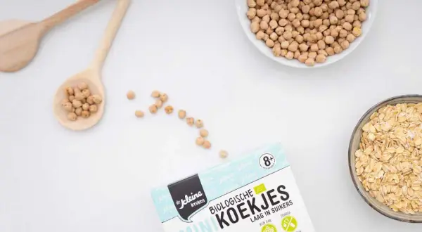 Kichererbsen sind von Natur aus glutenfrei. Hier sind Kichererbsen, Haferflocken und Kekse für Babys.
