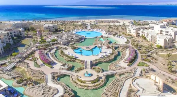 Luksusowy resort w Soma Bay, Egipt, z basenami, palmami i widokiem na turkusowe morze.