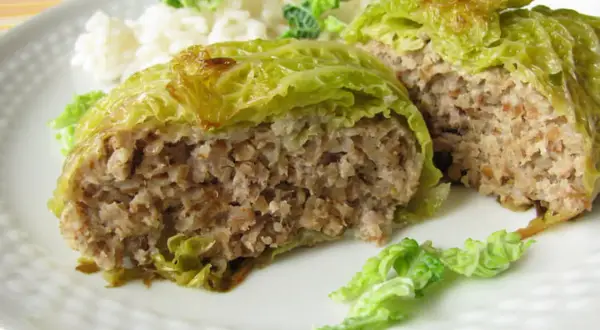 Chou farci recette traditionnelle, un plat réconfortant avec une farce généreuse et des feuilles de chou tendres, servi avec du riz.