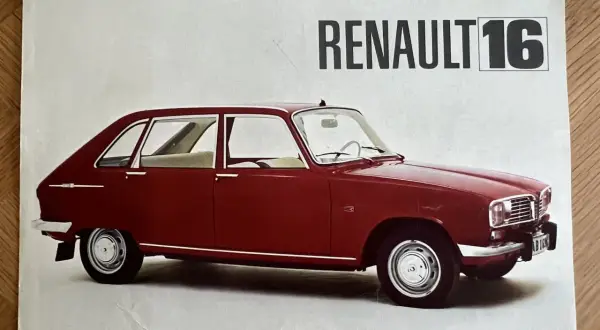 En röd Renault 16, en klassisk bil med en unik design, visas i profil.