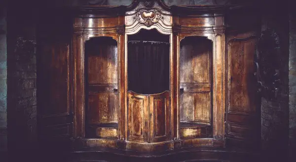 Drewniana konfesjonał, miejsce refleksji i przygotowania do spowiedzi.
