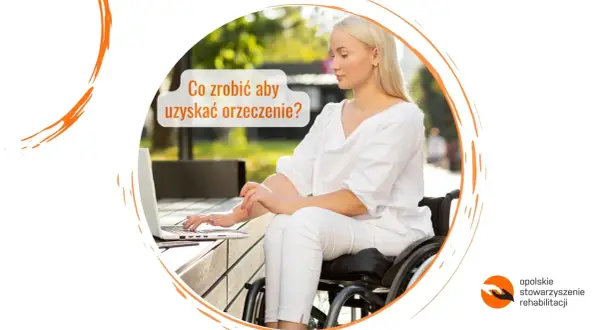 Kobieta na wózku inwalidzkim korzysta z laptopa, szukając informacji o tym, jak złożyć wniosek o wydanie orzeczenia o stopniu niepełnosprawności.