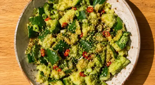 En fräsch gurksallad med chili och sesamfrön, perfekt till påskbordet.