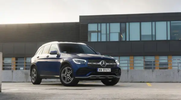 Elegancki, granatowy Mercedes GLC SUV zaparkowany na dachu budynku.