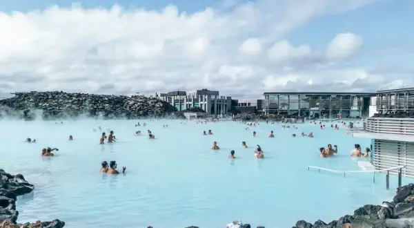 Blue Lagoon Islandia: cena relaksu w geotermalnych wodach. Tłumy kąpią się w mlecznoniebieskiej wodzie, otoczonej wulkanicznym krajobrazem.