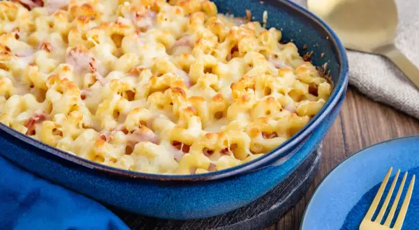 Herzhaftes Nudel Schinken Gratin, goldbraun überbacken mit viel Käse, bereit zum Servieren.