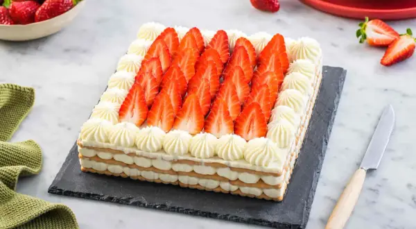 Deliziosa torta fragole e mascarpone, un capolavoro di strati cremosi e frutta fresca, pronto per essere gustato.