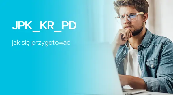 Mężczyzna w okularach pochyla się nad laptopem, zastanawiając się nad JPK_KR_PD. Jak się przygotować do tego zadania?