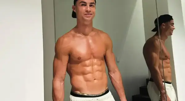 Cristiano Ronaldo, legenda portugalskiego futbolu, prezentuje swoją imponującą formę.