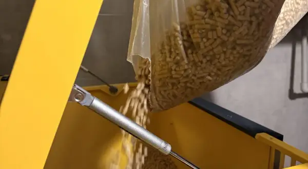Wsypywanie pelletu do zasobnika. Szukasz odpowiedzi, jaki piec na pellet do domu 120m2?