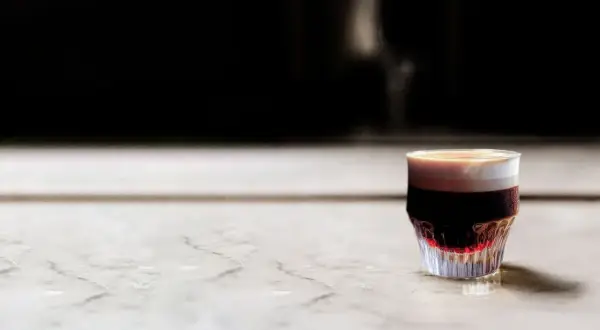En vacker kaffe spanien, en lager på lager-drink med mörk espresso och krämigt skum, serverad i ett elegant glas.