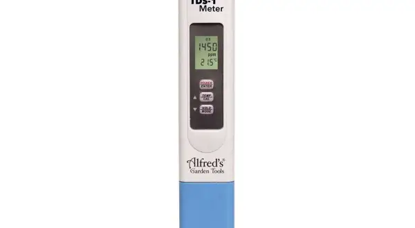 Un appareil blanc et bleu, un TDS-1 Meter, affiche 1450 ppm et 21.5°C. Idéal pour tester l'eau de votre jardin.