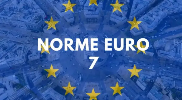 Texte blanc "NORME EURO 7" sur fond de ciel étoilé de l'UE, avec une vue aérienne d'une ville animée.