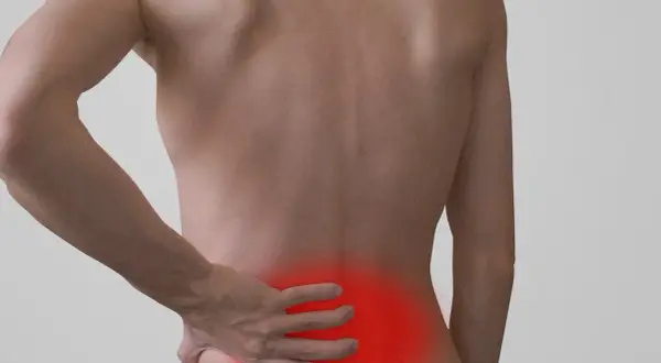 Dolore alla schiena, con un'area rossa che evidenzia i sintomi di uno strappo lombare.