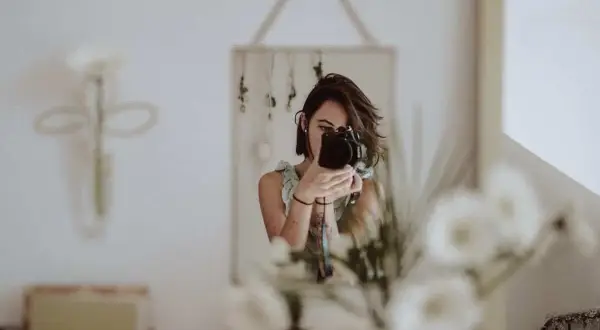 Niewidoczny aparat w selfie? Magiczne triki na perfekcyjne zdjęcie w lustrze