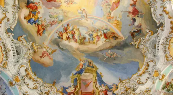 Prunkvolles Deckenfresko der Wieskirche innen mit Engeln und biblischen Szenen, ein Meisterwerk barocker Kunst.