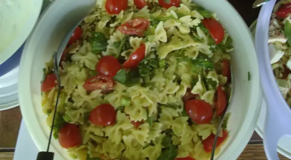 Farfalle-Nudelsalat mit Kirschtomaten und Rucola, perfekt für Salate zum Grillen von Landfrauen.