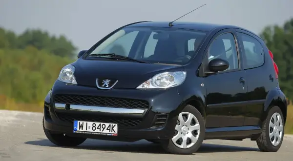 Peugeot 107: Ile litrów paliwa mieści bak? Zasięg i rezerwa