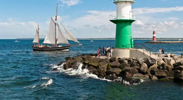 Segelschiff und Leuchttürme am Meer – so lässt sich ein schöner Tag gestalten, wenn man in Rostock ist.