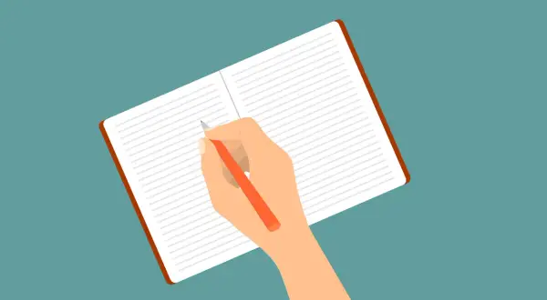 Hand schreibt in ein leeres Notizbuch. Hier sind einige Ideen für das Tagebuchschreiben.