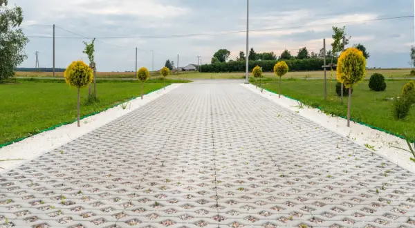Podjazd z ekokratki wypełnionej żwirem to tanie rozwiązanie na wyłożenie podwórka.