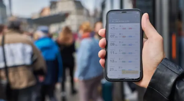 Wrocławski bilet miesięczny w aplikacji mobilnej. Sprawdzanie rozkładu jazdy tramwajów na Placu Grunwaldzkim.