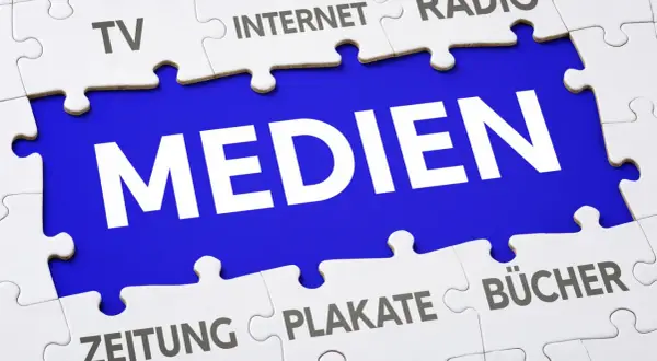 Puzzle-Teile mit "MEDIEN" im Zentrum, umgeben von "TV", "INTERNET", "RADIO", "ZEITUNG", "PLAKATE", "BÜCHER". Der megatrend digitalisierung verbindet sie alle.