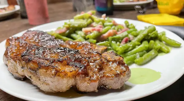 Un jugoso filete de carne magra, perfectamente cocinado, acompañado de judías verdes salteadas con tocino.