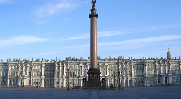Hoher Säulenmonument mit Engel-Statue in Russland, vor dem Winterpalast in St. Petersburg.