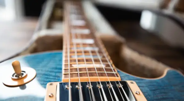 Jak ustawić gryf w gitarze elektrycznej, aby uniknąć problemów z grą