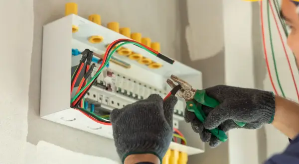 Ile zarabia elektryk w Polsce? Zaskakujące różnice w wynagrodzeniach
